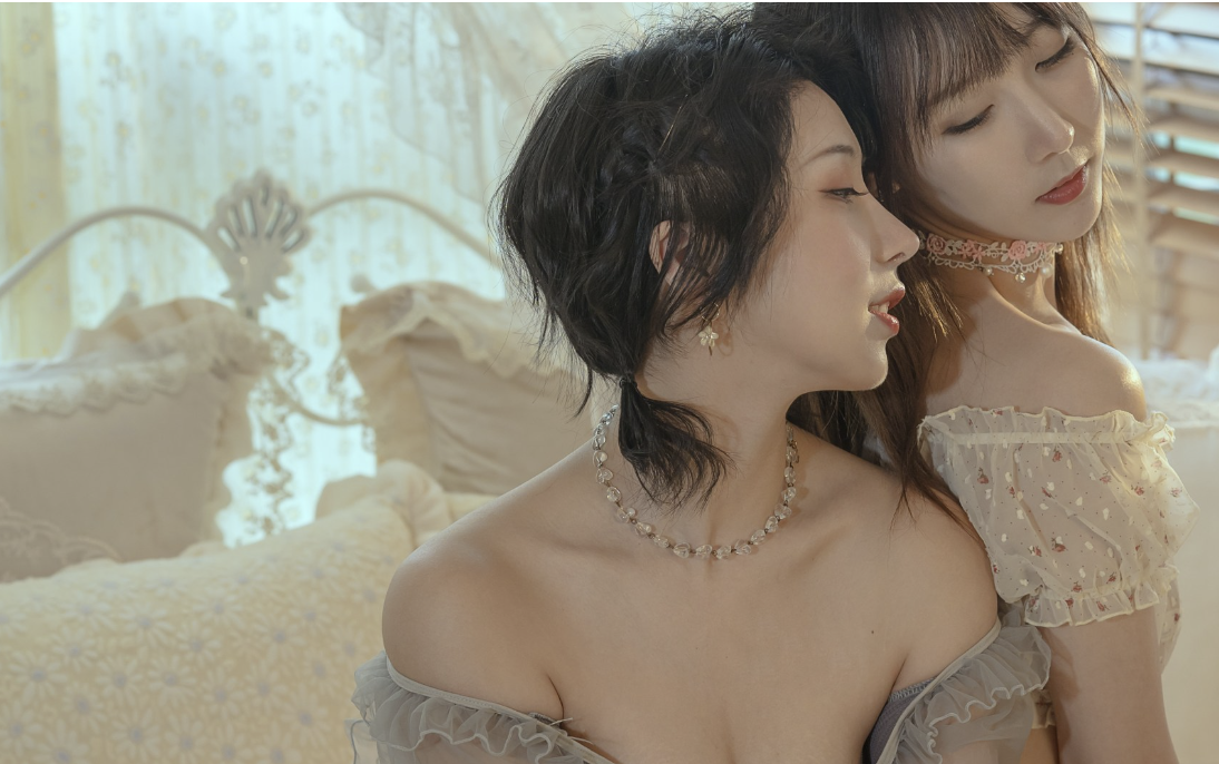 云溪溪作品奶桃午后,捕捉与闺蜜的温馨午后时光