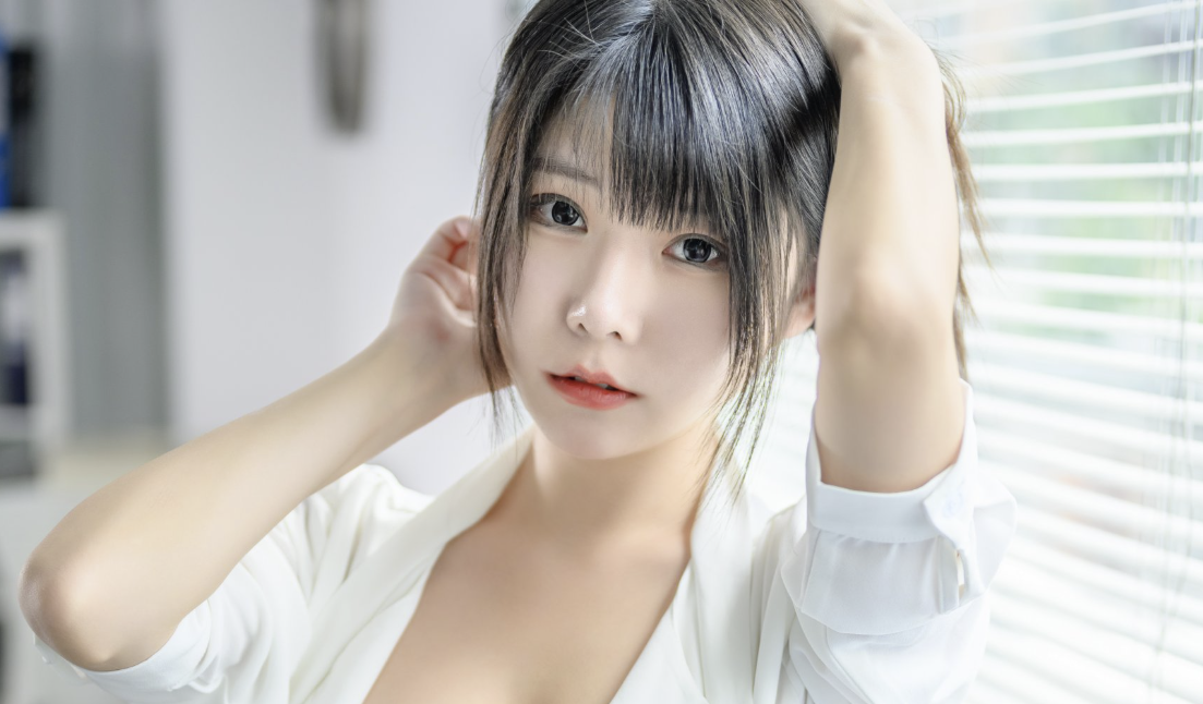 香草喵露露:粉白裙子下的职场魅力