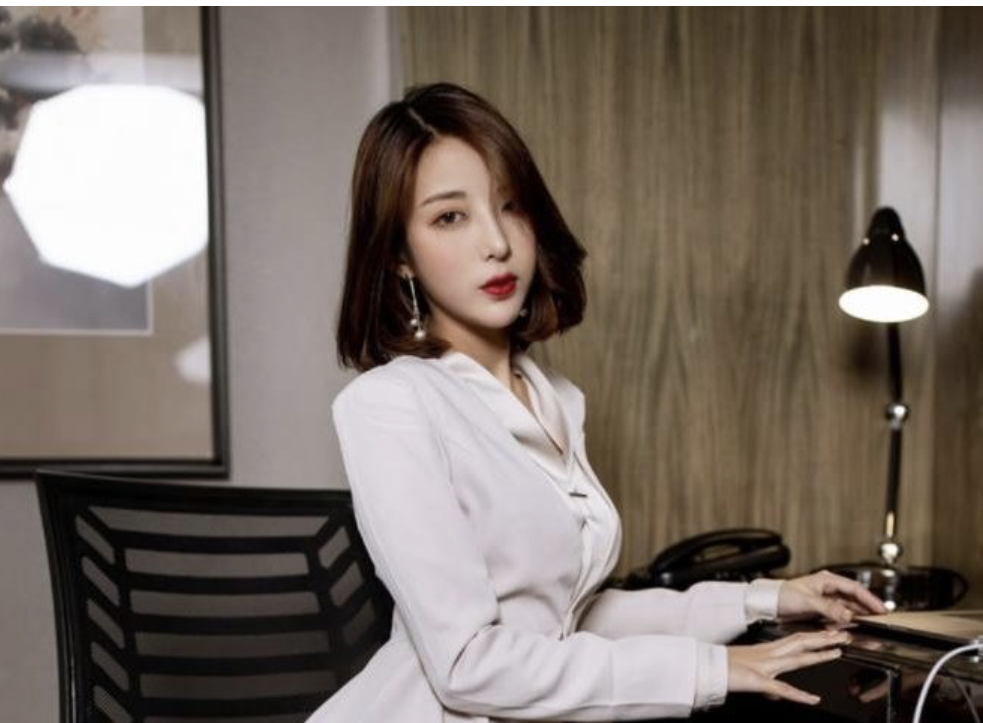 陈小喵(天夕子)的职场魅力:揭秘职业装下的绝美之境