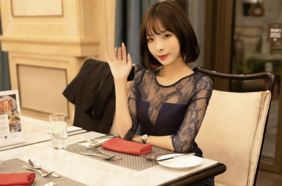 陈小喵(天夕子)的职场魅力:揭秘职业装下的绝美之境