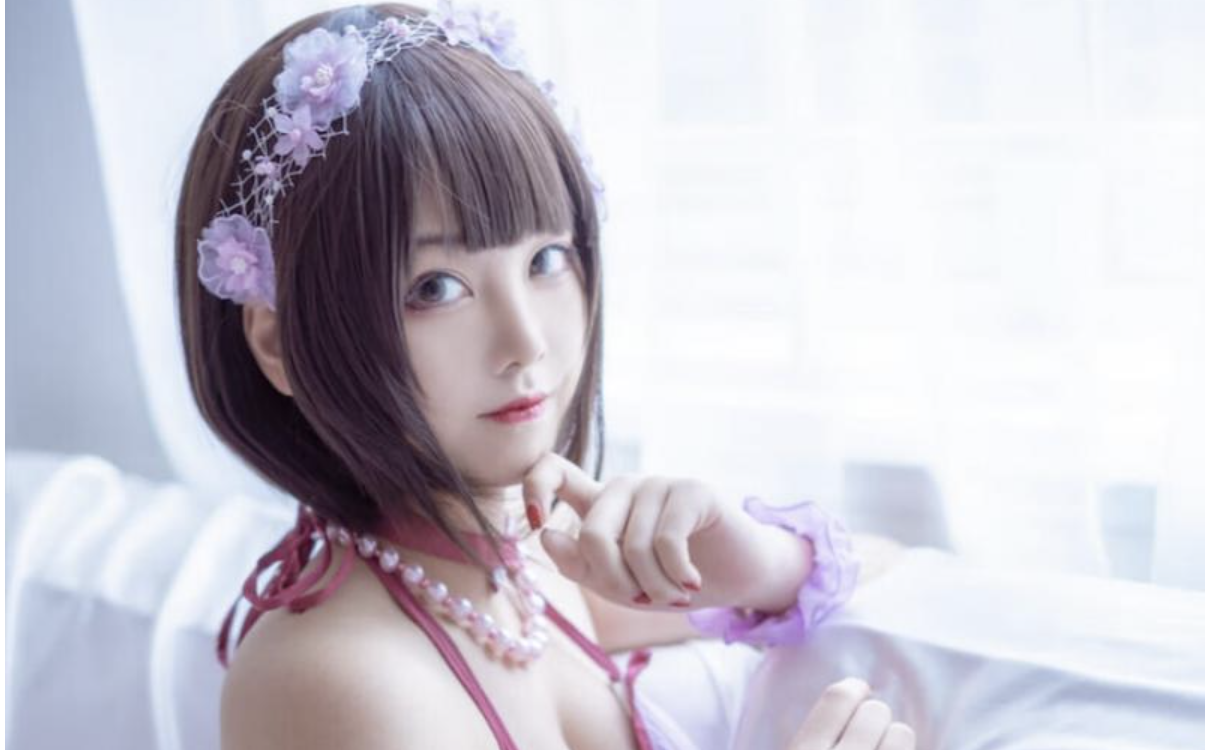 梦幻粉紫风情：蜜汁猫裘的加藤惠粉睡衣系列写真精选