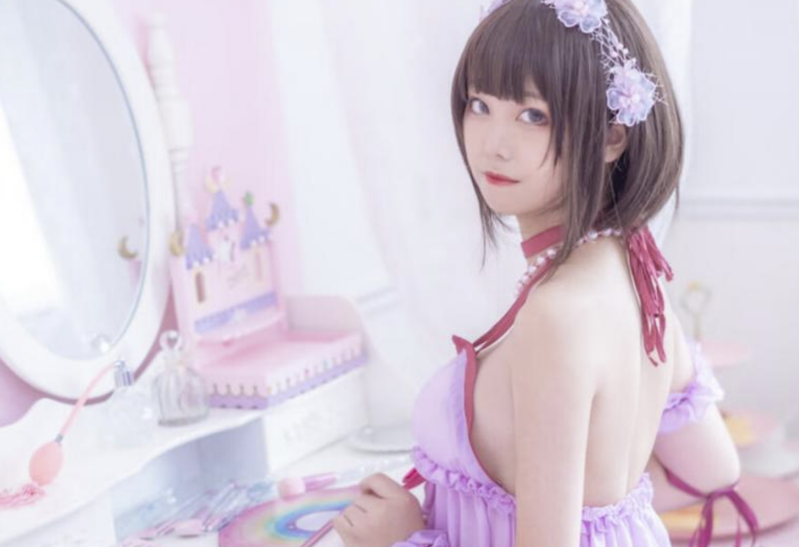 梦幻粉紫风情：蜜汁猫裘的加藤惠粉睡衣系列写真精选