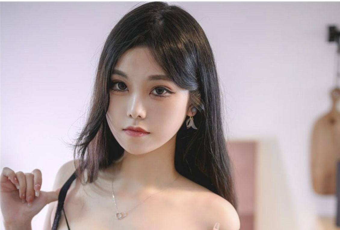 蜜汁猫裘:从清新学生装到火努鲁鲁的多面魅力