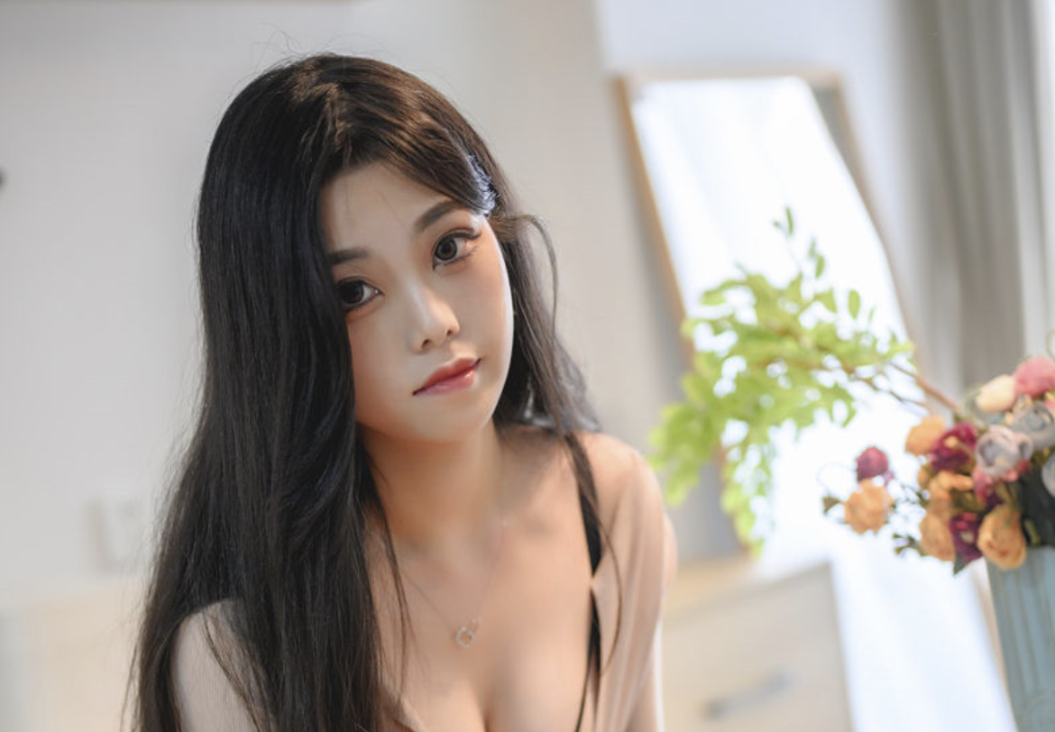 蜜汁猫裘:从清新学生装到火努鲁鲁的多面魅力