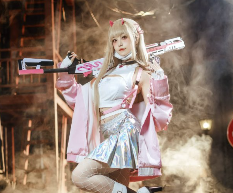 《胜利女神：妮姬》中的毒蛇：蜜汁猫裘COSPLAY秀，展现独特魅力与火力全开！