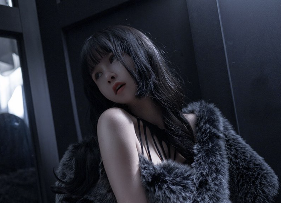 晕崽Zz的时尚蜕变：缠绵系列写真的光影与情感之旅