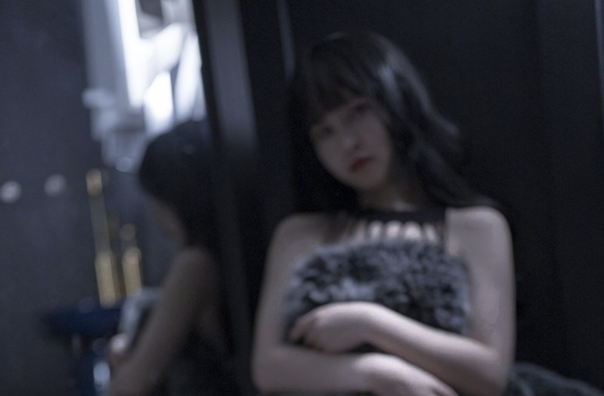 晕崽Zz的时尚蜕变：缠绵系列写真的光影与情感之旅