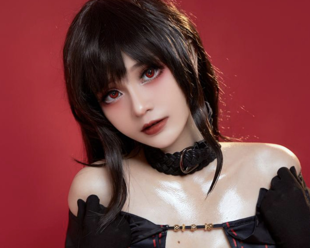 越南甜心Azami:蓝紫色长发下的胆怯少女魅力