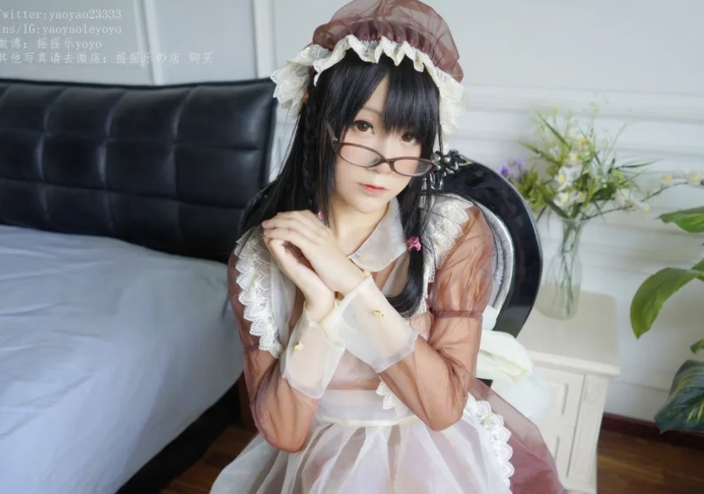 摇摇乐作品cos，咖啡色的服装有点透