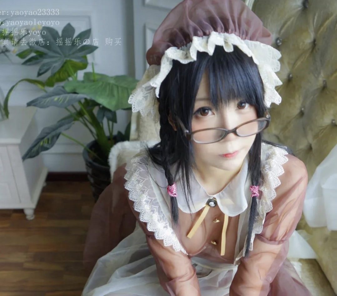 摇摇乐作品cos，咖啡色的服装有点透