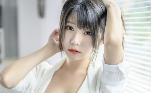 香草喵露露:粉白裙子下的职场魅力