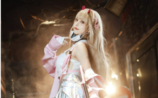 《胜利女神:妮姬》中的毒蛇:蜜汁猫裘COSPLAY秀,展现独特魅力与火力全开!