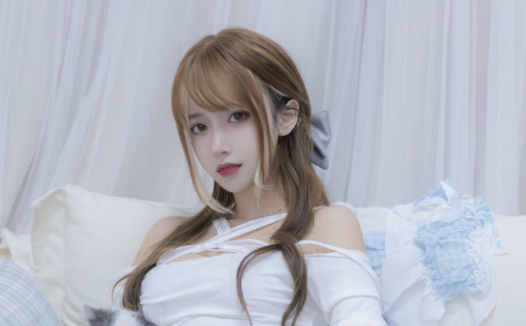 魅力与纯真并存:过期米线线喵的居家风采