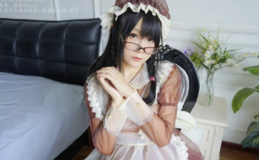 摇摇乐作品cos，咖啡色的服装有点透