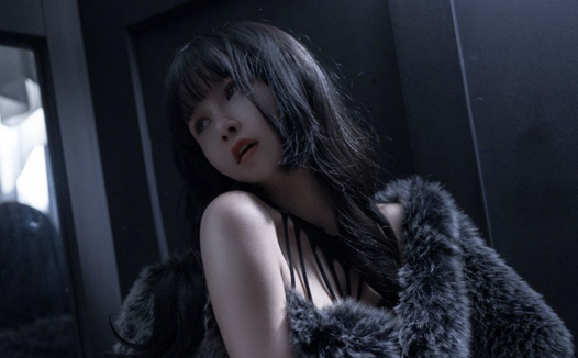 晕崽Zz的时尚蜕变：缠绵系列写真的光影与情感之旅