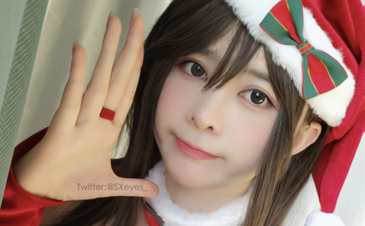 眼酱大魔王的圣诞老人cos享受圣诞节的快乐时光