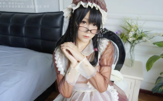 摇摇乐作品cos,咖啡色的服装有点透